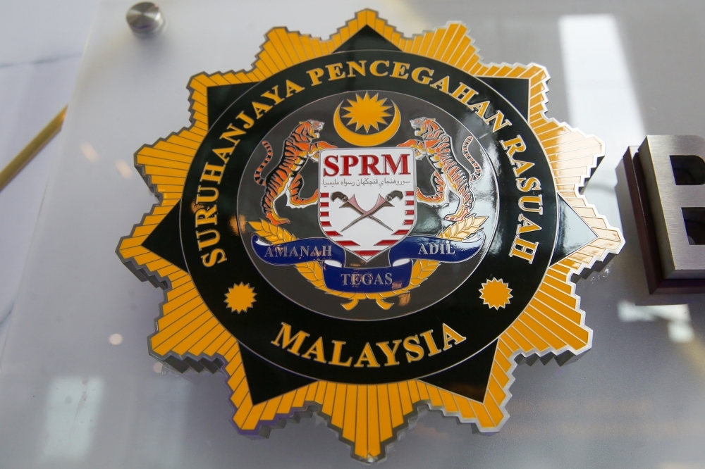 MACC nabs two Bangladeshi men over KLIA bribery to smuggle in foreigners According to a source, the two suspects, both in their 50s, were arrested by the MACC during an operation conducted between 5 pm and 7 pm yesterday in Negeri Sembilan and Kuala Lumpur. — File pic via Choo Choy May