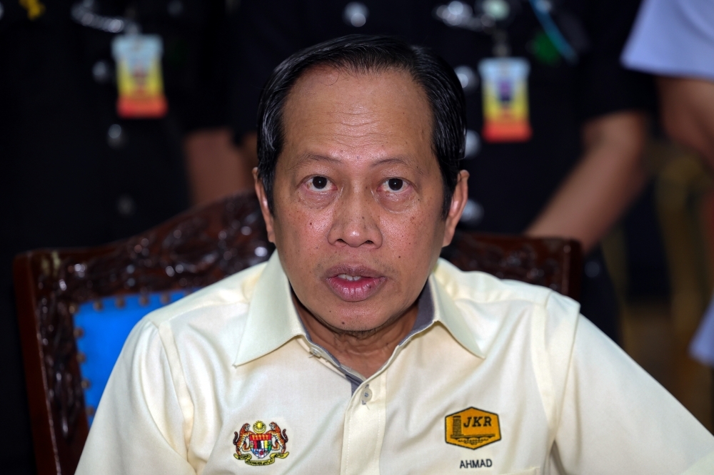 Sabah roads giving you a rocky ride? Ahmad Maslan says there’s an app for that Deputy Works Minister Datuk Seri Ahmad Maslan speaks to the media at the Simpang Renggam Prison and the Muar Moral Rehabilitation Centre (PPA) in Kluang on December 8, 2024. — Bernama pic
