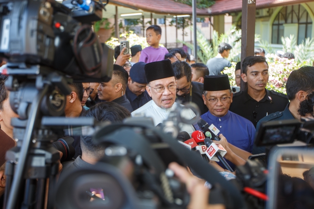 Anwar says ready to meet Umno leaders over Najib royal addendum but won’t pre-empt courts Prime Minister Datuk Seri Anwar Ibrahim speaks to the media after performing Friday prayers in Putrajaya. July 18, 2025. — Picture by Raymond Manuel