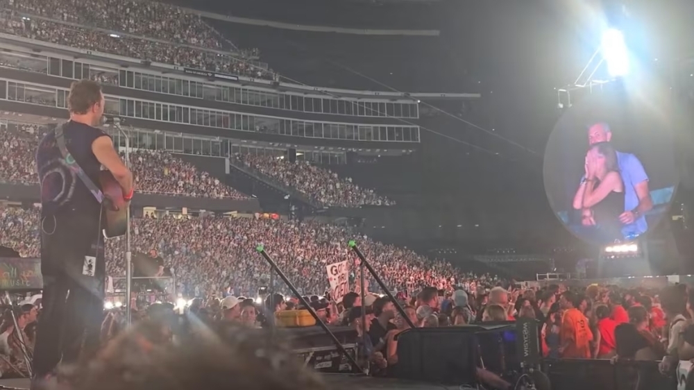 Caught in a sky full of scandal, tech CEO resigns after Coldplay concert cuddle (VIDEO) | Malay Mail