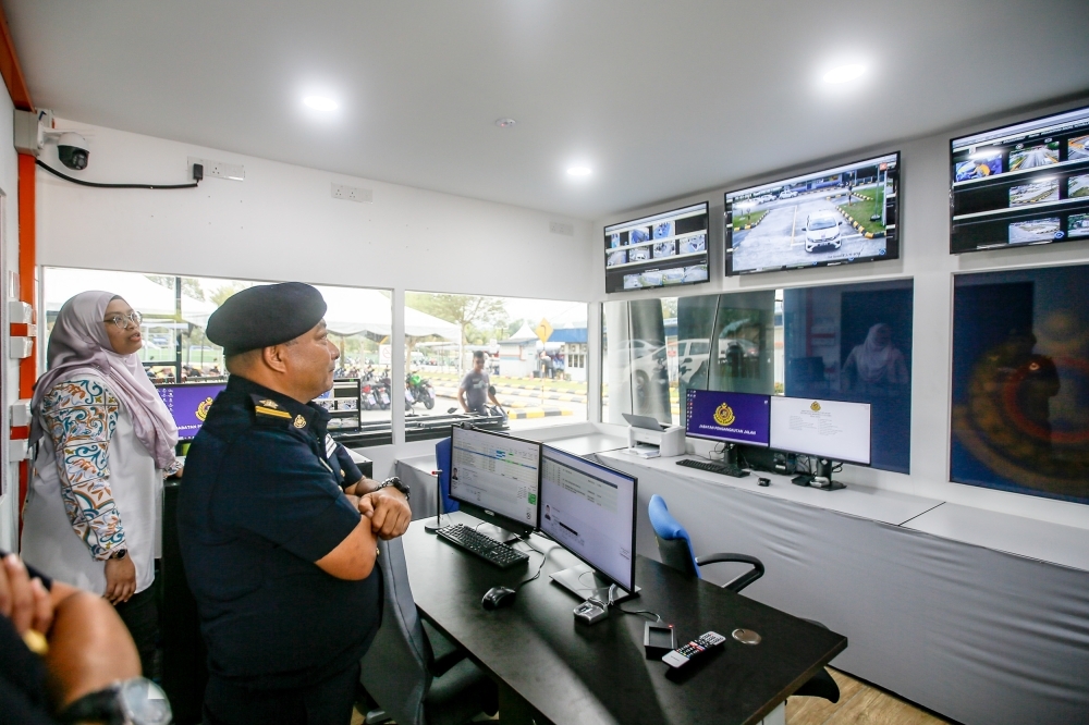 ‘We can’t be there 24/7’: JPJ proposes CCTV to punish lane abuse by motorists, cyclists JPJ officers monitoring traffic flow at its control room in Hulu Langat, Selangor. — File picture by Hari Anggara