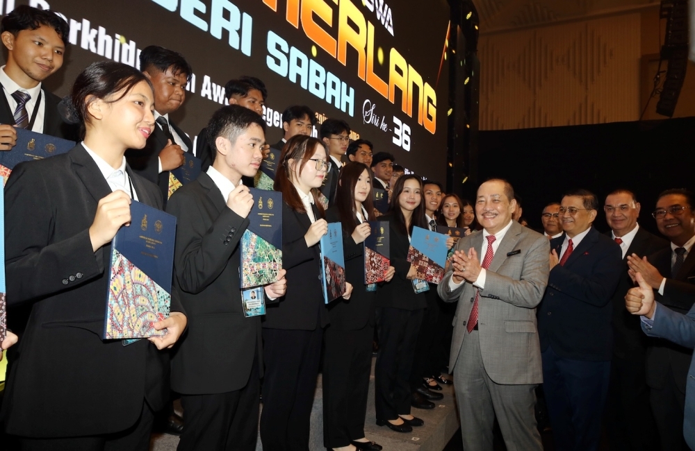 Hajiji: GRS to stay with Pakatan for state polls, Sabah needs stability over solo ambitions Sabah Chief Minister Datuk Seri Hajiji Noor with the recipients of the scholarship awards. — Picture courtesy of the Chief Minister's Department