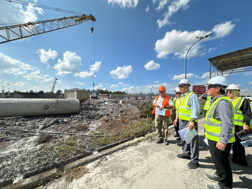 Sibu’s RM291m water treatment upgrade 8.85pc ahead of schedule, set to double regional water capacity, says Sarawak minister Sarawak Utility and Telecommunication Minister Datuk Seri Julaihi Narawi (3rd right) and others inspect the progress of upgrading works in Sibu. — The Borneo Post pic