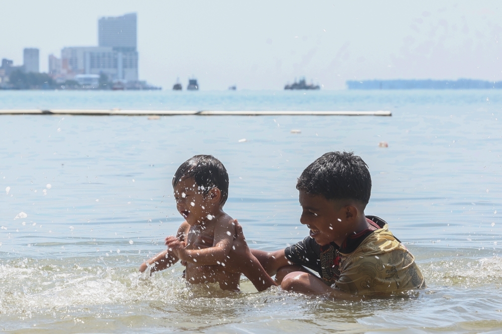 MetMalaysia issues Level One heat alert for parts of Perak, Pahang and Sarawak as temperatures hit 35°C Children cool off in the sea amid a Level One heatwave warning in Sandakan, Sabah on July 30, 2025. — Bernama pic