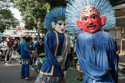 As poverty rises, Jakarta’s iconic puppets caught in row over dignity and desperation People dressed as Ondel-Ondel puppets, large traditional figures from Jakarta's Betawi culture, performing along with a traditional music band on a street during a family parade celebrating an 11-year-old boy's circumcision in Jakarta. — AFP pic