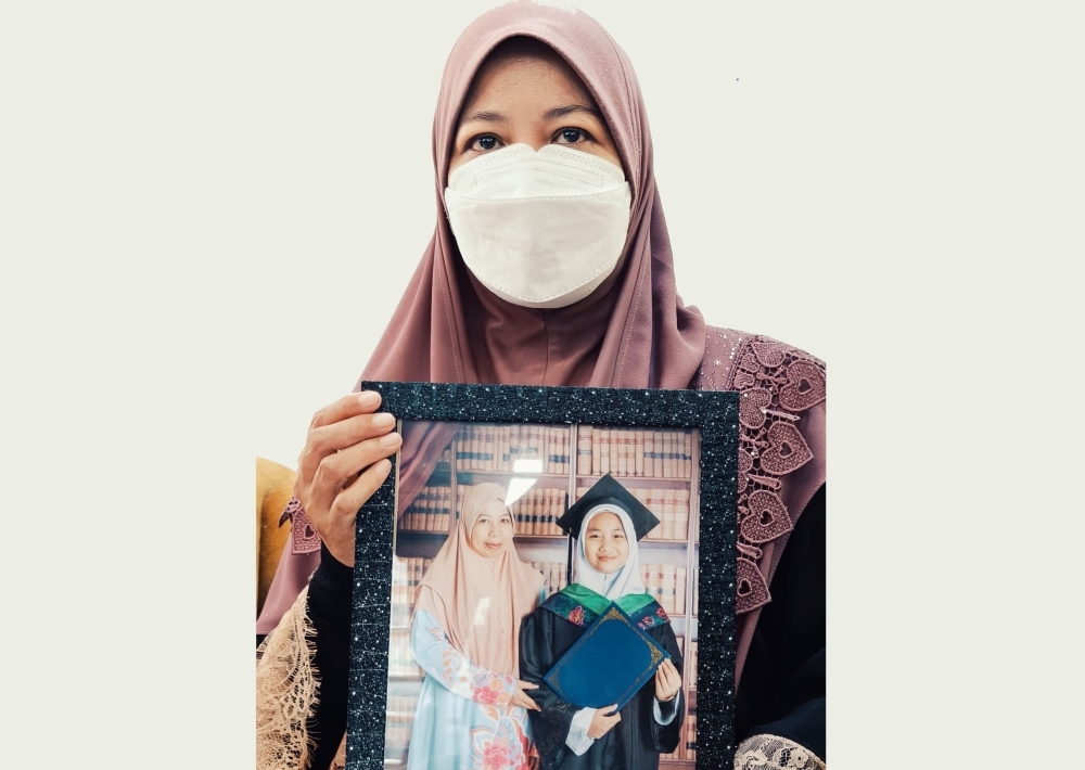 Police say ‘no evidence’ linking minister’s child to Form One Sabahan Zara Qairina’s fatal fall Noraidah Lamat recalled that her daughter, Zara Qairina Mahathir, had always asked for ‘kek batik’ in the weeks before her death. — The Borneo Post pic