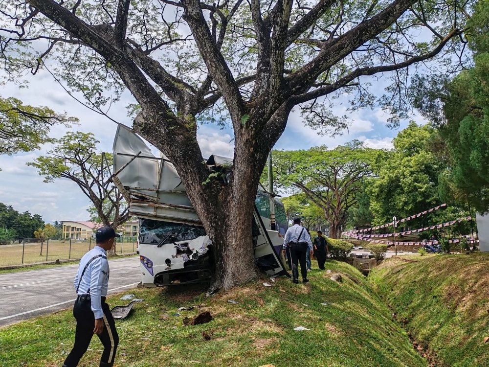 JPJ to audit bus firm after crash injures three kindergarten pupils, teacher in Serdang (VIDEO) Police at the scene where a school bus carrying kindergarten pupils crashed into a tree in Serdang. — Picture courtesy of PDRM
