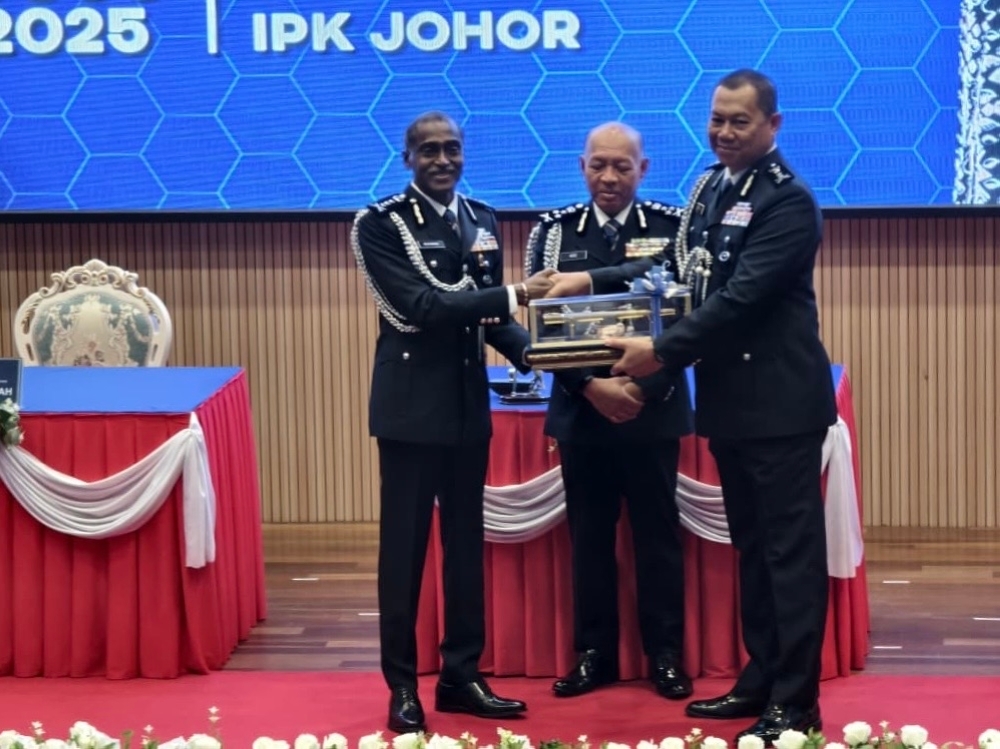Ab Rahaman named Johor police chief, replacing M. Kumar who heads to Bukit Aman CID Johor police chief Ab Rahaman Arsad (right) receives the baton of command from Datuk M. Kumar (left), witnessed by Bukit Aman management department director Datuk Seri Abdul Aziz Abdul Majid (centre), during a handover of duties ceremony at the Johor police contingent headquarters in Johor Baru, August 4, 2025. — Picture by Ben Tan
