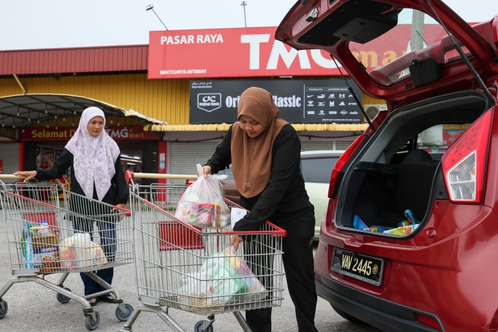 Scam alert: Police warn of syndicates targeting RM100 SARA aid, urge public not to share personal data Single mother Nor Laily Azura Sidek@Ali, 37, (right) and her sister Noraini, 49, pictured during a recent grocery shopping trip using the Sumbangan Asas Rahmah (SARA) aid at a supermarket in Kuala Nerus. — Bernama pic