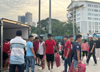Bridging food, law and compassion in Kuala Lumpur The students collect the produce from Pasar Borong Selayang. — Picture courtesy of UM