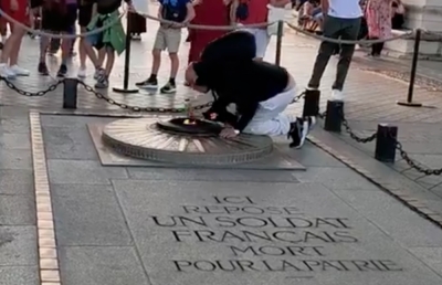 From flame of honour to lighter: France fumes over Arc de Triomphe cigarette stunt (VIDEO) Screenshot from a social media video of an unknown man who lit his cigarette from the Eternal Flame at the Tomb of the Unknown Soldier in Paris on August 4, 2025 and sparked a scandal in France.