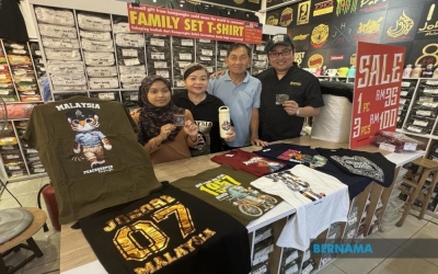 Four decades, one mission: Johor couple keeps Malaysia close to tourists’ hearts With warm and welcoming smiles, 70-year-old Wang Ah Hie and his 69-year-old wife Karen Lim proudly display a range of locally themed merchandise, including T-shirts bearing the words ‘Malaysia’, ‘Johor’ and ‘Ayer Hitam’. — Picture from X/Bernama