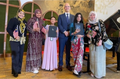 Tiny fingers, big stage: Malaysian pianists hit the right notes in Budapest Both pianists, who are students at the Illy Piano Academy, showcased exceptional talent at the competition. Nine-year-old Aira Mohd Zaki secured third place in the Children A category, while 12-year-old Amni Khadijah Kamalhafez earned the Second Honourable Mention, marking a significant milestone in their young musical journeys. — Bernama pic