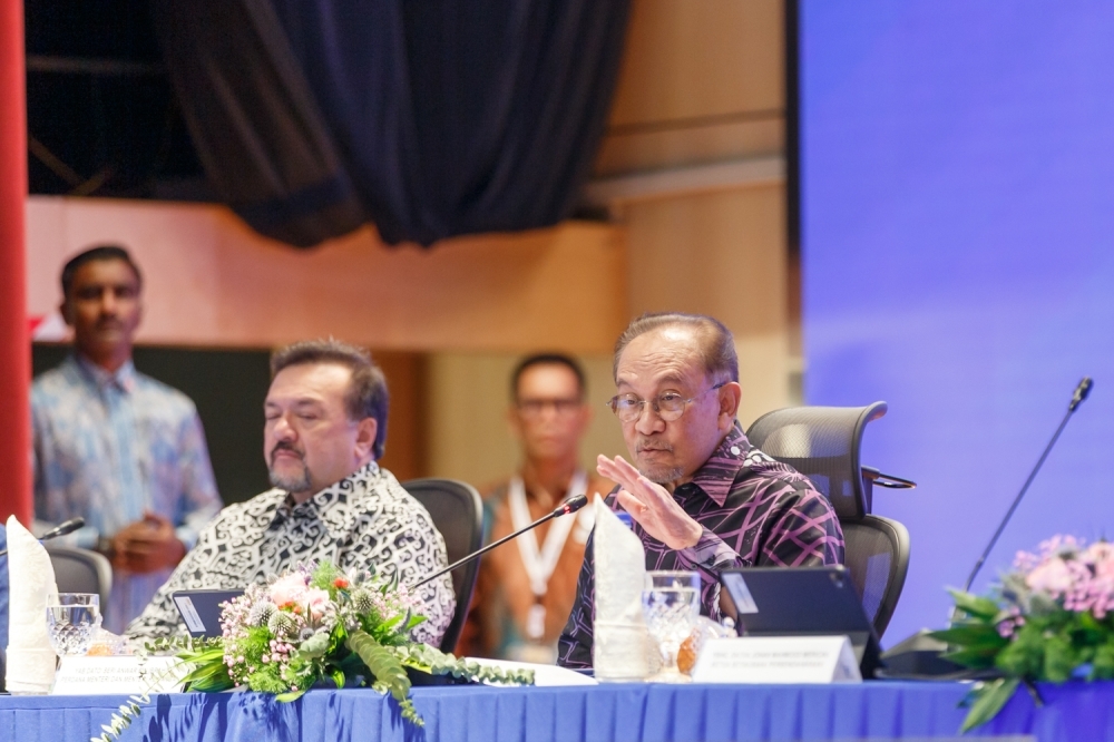 PM Anwar: Too soon to say if students should finish school at 16 to join workforce earlier Prime Minister and Finance Minister Datuk Seri Anwar Ibrahim (right) speaking during the Ministry of Finance’s Budget Engagement Session at the ministry’s headquarters in Putrajaya August 7, 2025. — Picture by Raymond Manuel