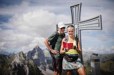 Love at new heights: Couples find romance in the Alps through ‘Mountain Tinder’ notebooks Patrick and Cathy, both 58 years old, read the ‘Mountain Tinder’ notebook at the top of Wandflue peak, Bernese Alps, above Jaun of the Canton of Fribourg, on August 3, 2025. Cathy Rotzetter and Patrick found each other eight months ago: through a message left on a Swiss mountaintop. — AFP pic