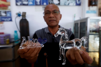 From ‘mat rempit’ to master: Terengganu’s last glass craftsman keeps tradition alive Traditional glass craftsman Rusman Nordin, 57, showcases his glass craft designs produced at his workshop in the Noor Arfa Craft Complex (NACC) in Kuala Terengganu recently. — Bernama pic