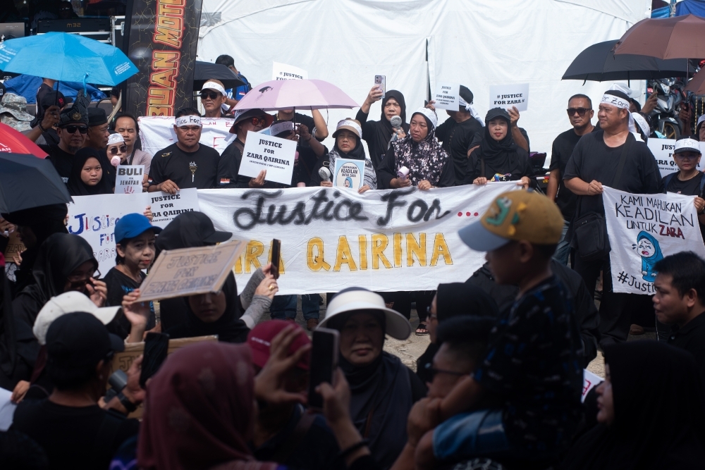 Bukit Aman says now probing possible criminal element in death of Zara Qairina, including bullying More than 3,000 people from all walks of life turned up today for a solidarity rally at the Labuan Food Court car park to demand justice for Zara Qairina Mahathir. — Bernama pic