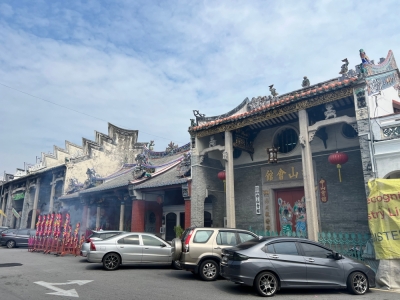 Beyond Hokkien: The lesser-known communities that shaped George Town Many associations are located along King Street. Pictured here are Choong Shan Wooi Koon (right), Thai Pak Koong (Ng Suk) Temple established by the Hakkas (centre), and Toishan Ninyong Wui Kwon (far left). — Picture by Opalyn Mok