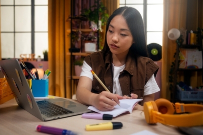 Overloaded UK teens turn to TikTok ‘fortune tellers’ for exam tips; teachers aren’t convinced  Many UK students sitting for their GCSE exams are turning to TikTok ‘fortune tellers’ for predicted questions. — Freepik pic