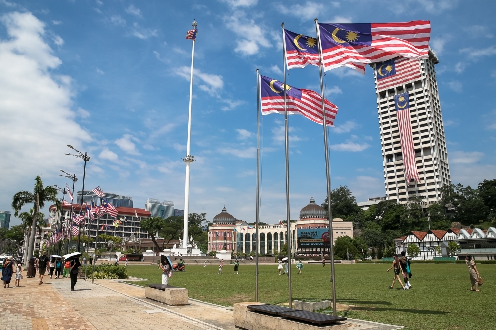 Don’t play cops-and-judges over Jalur Gemilang issues, Fahmi tells Malaysians The Jalur Gemilang is seen at Dataran Merdeka in Kuala Lumpur ahead of the Merdeka celebrations in August. — Picture by Yusof Mat Isa