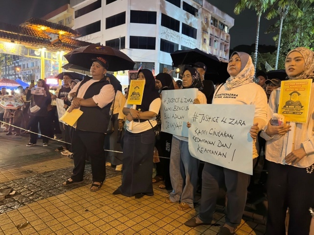 Hundreds brave rain to rally for Zara Qairina and safer schools in Sabah Papar schoolgirl Zara Qairina’s sudden death continues to spur rallies for justice across Sabah, like this one in Lintasan Deasoka, Kota Kinabalu on August 16, 2025. — The Borneo Post pic