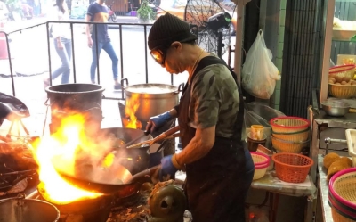 Thailand’s Michelin-starred Raan Jay Fai under fire over viral RM520 omelette bill Raan Jay Fai is helmed by 82-year-old chef Supinya ‘Jay Fai’ Junsuta, who has retained a Michelin star since 2018. The restaurant, located on Mahachai Road in Bangkok’s Phra Nakhon district, is a culinary landmark, attracting both locals and international foodies. — Picture from Instagram/jayfaibangkok