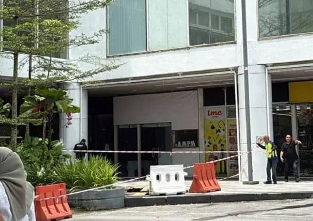 Man found dead after apparent fall from shopping mall at Jalan Song in Kuching Police have cordoned off the area where the man’s body was found. — The Borneo Post pic