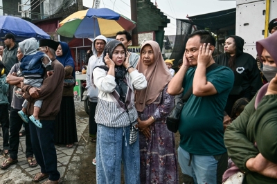 From cracked windows to health risks – East Java says no to loudspeaker chaos This photo taken on August 9, 2025 shows people covering their ears as a truck mounted with a tower of subwoofers drives past during a ‘sound horeg’, which loosely means to move or vibrate in Javanese, held as part of Indonesia’s 80th Independence Day celebrations in Malang, East Java. — AFP pic