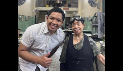 Supplier apologises for selling expensive crabs to Thailand’s Michelin-starred Raan Jay Fai amid RM520 crab omelette scandal A screengrab of the said supplier with Jay Fai. — Picture via Facebook/Stang Hst Srisuk