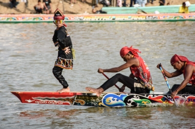 Viral 11-year-old boy’s boat dance helps draw 100,000 extra spectators to Indonesia’s ‘Pacu Jalur’ race Rayyan Arkan Dikha (L), an 11-year-old boy who went viral for his calm dance on the bow of a traditional longboat, performs during the Pacu Jalur longboat race festival on the Kuantan River in Kuantan Singingi Regency, Riau Province, on August 21, 2025. — AFP pic