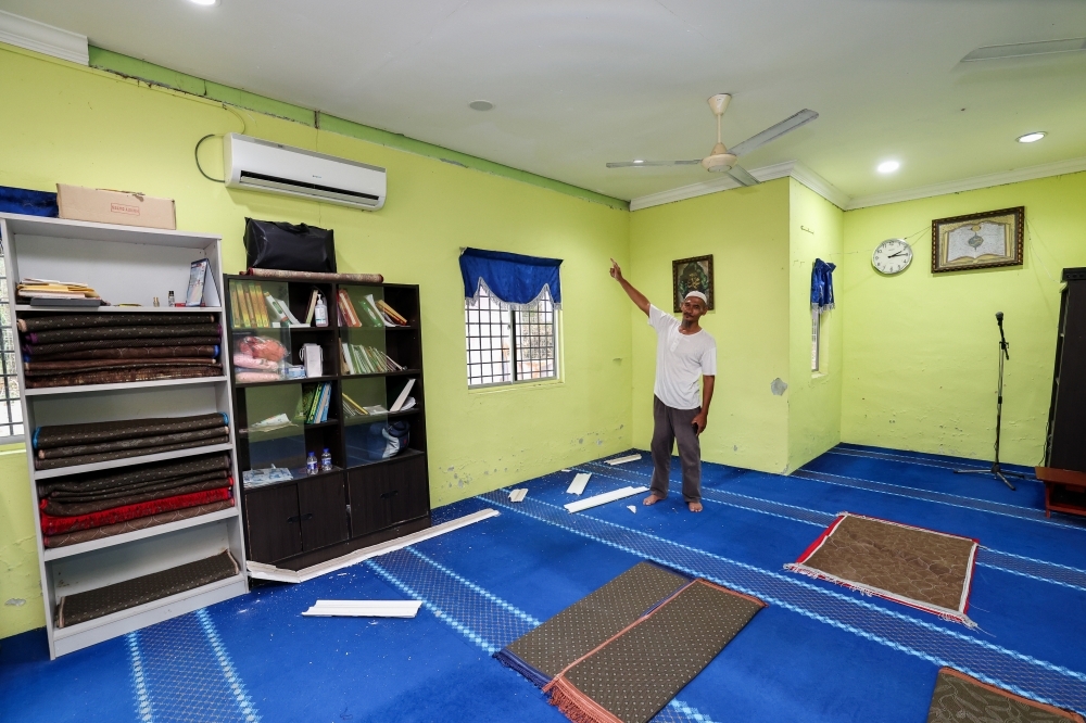 Segamat quake: Three property damage reports, no injuries, say police Ahmad Asri Talib, 52, a resident of Kampung Tengah, Segamat, speaks to reporters on Aug 24, 2025, after a 4.1-magnitude quake struck the area at 6.13am. — Bernama pic