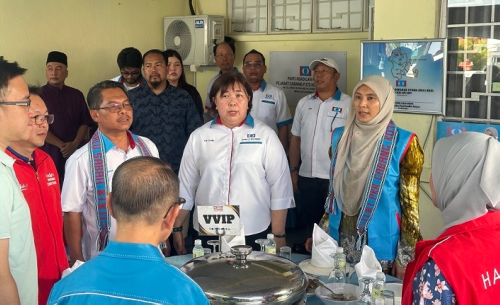 Christina Liew still in the mix, PKR quashes talk of dropping Api-Api incumbent, confident in keeping Inanam seat in polls PKR deputy president Nurul Izzah Anwar (right) singing the party song alongside her Sabah colleagues, including its chief Datuk Ts Mustapha Sakmud (second left) at the Api-Api main operations room on August 24, 2025. — The Borneo Post pic