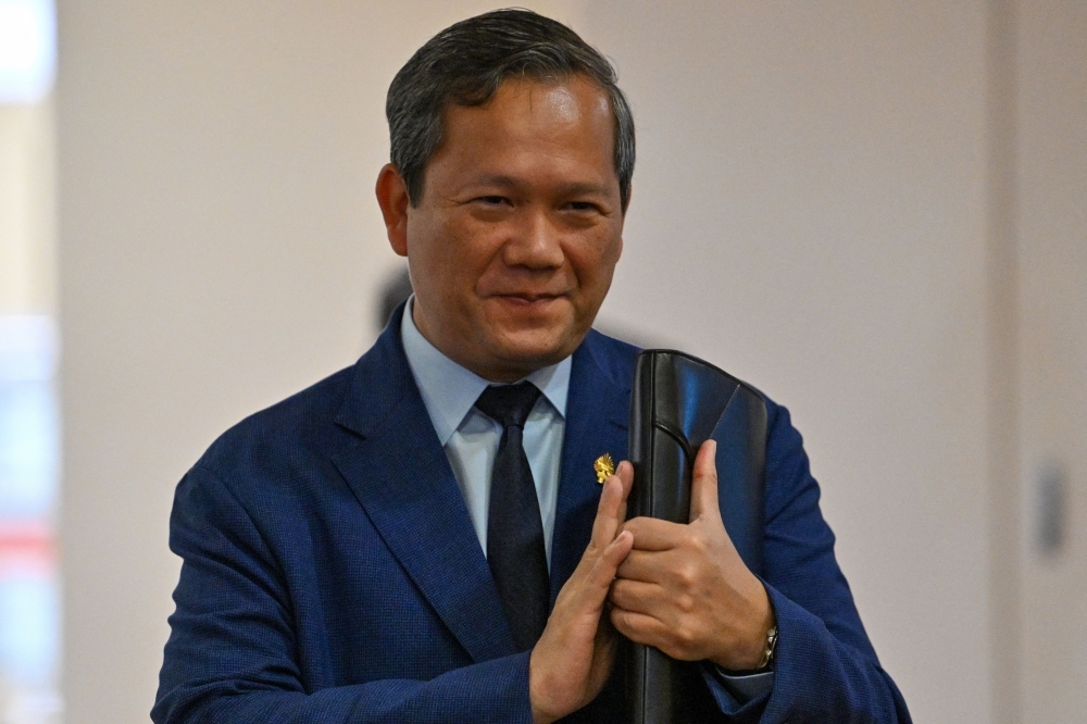 Yashirin kamera ona va o‘g‘ilning jinsiy aloqa qilayotganini tasvirga oldi Porno ustalik bilan tepaga sakrab chiqadi