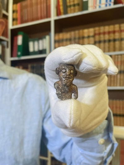 Braided beard and a perfect parting: Denmark reveals first Viking ‘portrait’ — and he’s immaculately groomed Denmark’s National Museum curator Peter Pentz shows a gaming piece which is believed to be the first portrait of a Viking, on August 26, 2025 in Copenhagen. — AFP pic