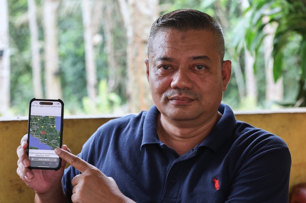 Repeated tremors in Segamat spark concerns, locals urge government action on disaster preparedness Kampung Tengah resident Ahmad Asri Talib, 52, shows the MetMalaysia’s report after weak tremors were felt in Segamat, Johor early in the morning of August 24, 2025. — Bernama pic