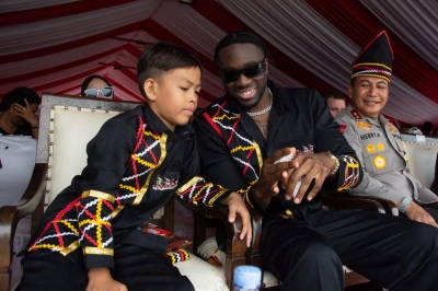 Viral dancing boy draws record crowds to Sumatra’s Pacu Jalur boat race Rayyan Arkan Dikha (L), 11, who went viral for his calm boat dance, talks with American rapper Melly Mike (C) during the Pacu Jalur festival on the Kuantan River, Riau Province, on August 24, 2025. Rowers paddle furiously in traditional longboats as crowds flock to watch. — AFP pic