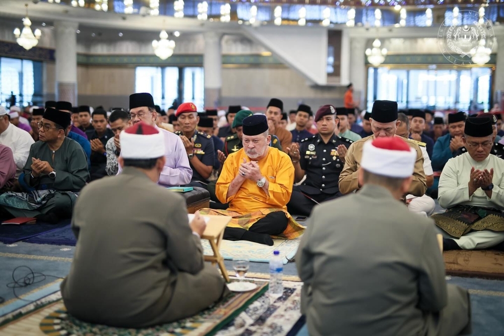 Sultan Ibrahim decrees special prayers across Johor after series of Segamat quakes Sultan Ibrahim has decreed that mosques and suraus across Johor hold special prayers following a series of tremors in Segamat. — Picture via Facebook/Sultan Ibrahim Sultan Iskandar