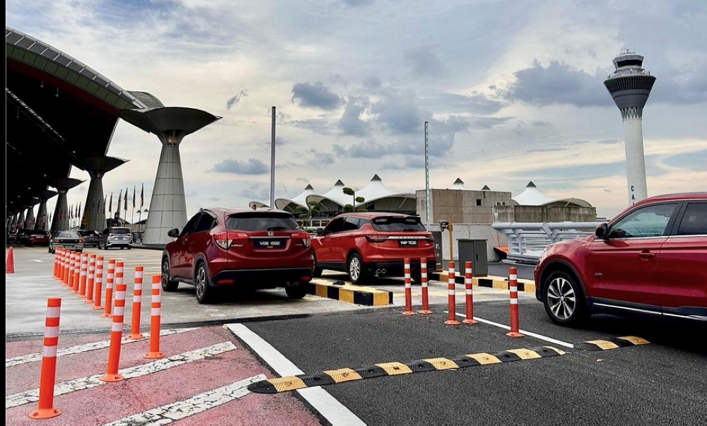 New traffic system at KLIA: What you need to know about the 10-minute drop-off/pick-up rule Vehicles are seen approaching the drop-off/pick-up area of the Kuala Lumpur International Airport. — KLIA pic