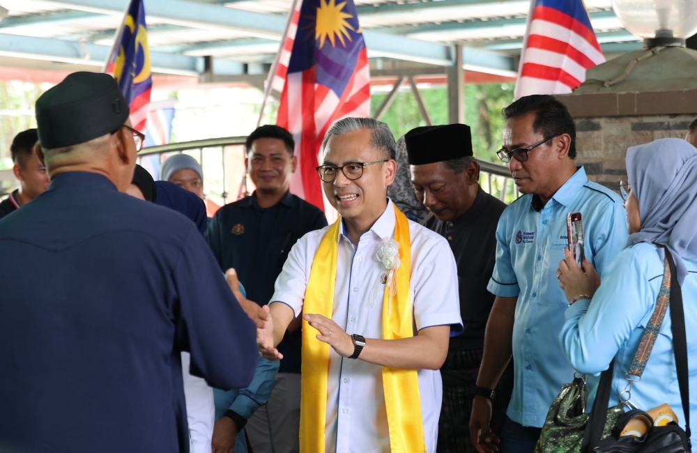Fahmi: Malaysia, Indonesia to meet in Sabah over Sebatik Island signal and spectrum issues in two weeks Communications Minister Datuk Fahmi Fadzil attends the Sembang Santai Komuniti Madani programme at Kampung Cocos in Lahad Datu September 6, 2025. — Bernama pic