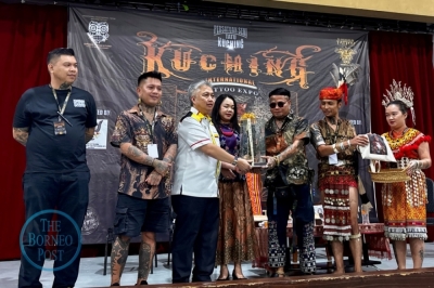 Sarawak’s rich heritage inks its mark at Kuching International Tattoo Expo Boi (3rd right) presents a memento to Snowdan, accompanied by (from left) Maximillian, Nicholas and other guests during the expo in Kuching. — The Borneo Post pic
