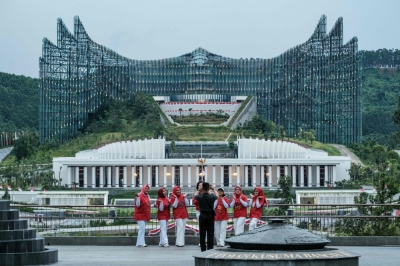 Nusantara stalls in the jungle as Prabowo cools on Jokowi’s dream — Indonesia’s futuristic capital stands half-built and half-empty This picture taken on August 14, 2025 shows women posing for pictures with the Presidential Palace at Kusuma Bangsa Park in Ibu Kota Nusantara (IKN). — AFP pic