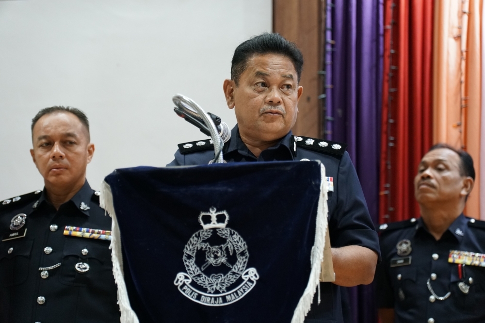 In Seremban, housemate argument ends with man slashed in neck, victim hospitalised Seremban police chief ACP Mohammad Hatta Che Din (centre) said police received a report at about 6.24pm from a local man who found the victim covered in blood with slash wounds on his neck. — Picture via Facebook/IPD Seremban