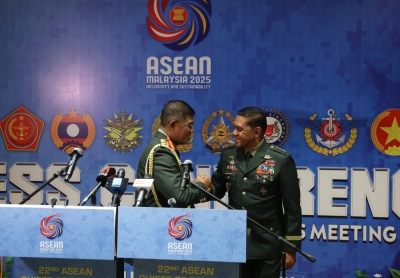 From cyber scams to floods: Asean militaries join forces Malaysian Chief of Defence Force Gen Tan Sri Mohd Nizam Jaffar (left) and Philipines Armed Forces Chief of Staff General Romeo Brawner Jr shake hands after a press conference at the 22nd Asean Chiefs of Defence Forces Meeting in Kuala Lumpur on September 10, 2025. — Bernama pic