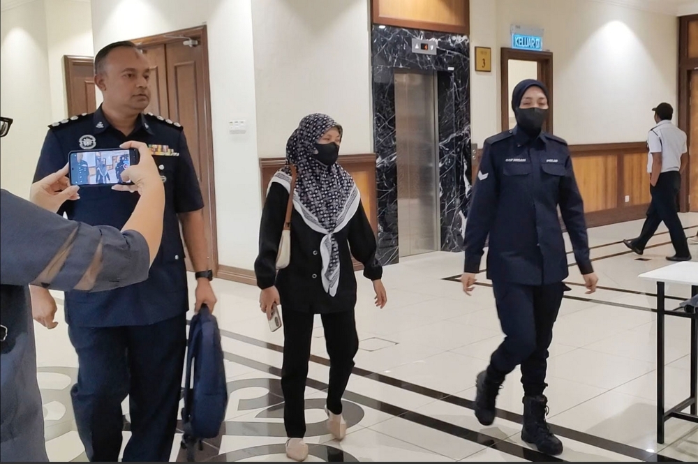 Housewife fined RM10,000 for linking Sabah TYT to Zara Qairina’s death while ex-principal claims trial to threatening expert witness Housewife Asmaziah Sedek, using the Facebook profile ‘Ash Qiey’ had posted false statements linking the Tuan Yang Terutama Yang Di-Pertua Negeri Sabah to Zara Qairina Mahathir’s death. — Bernama pic
