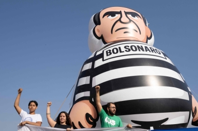 Bolsonaro conviction: How Brazil’s ex-president might never see the inside of a prison cell Students protest with a giant inflatable doll of former Brazilian president Jair Bolsonaro dressed as a prisoner in Brasilia on September 12, 2025, a day after he was sentenced to 27 years in prison for coup plotting. — AFP pic