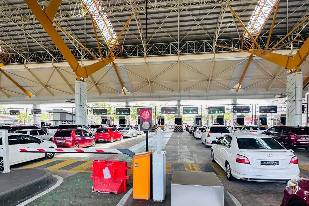 School holidays and Malaysia Day spark severe congestion at Bukit Kayu Hitam ICQS border The Bukit Kayu Hitam Immigration, Customs, Quarantine and Security (ICQS) Complex is experiencing unusual congestion due to a surge in vehicles heading to Thailand during the school holidays and the long festive break. — Picture via Facebook/AKPS Bukit Kayu Hitam