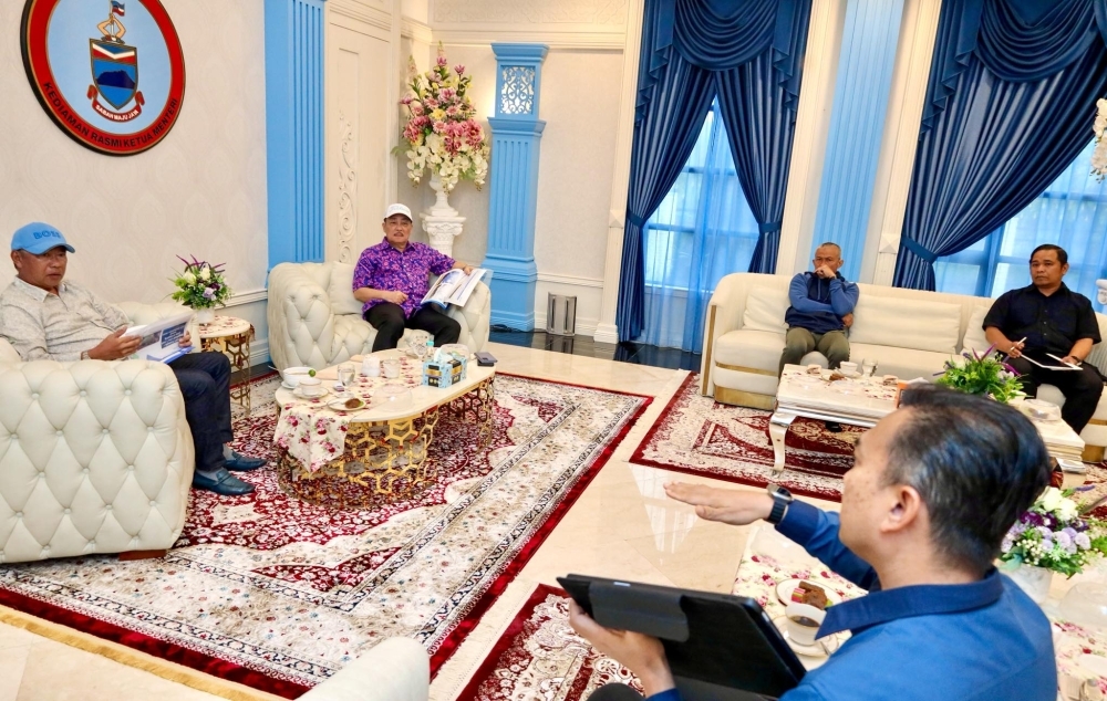 Hajiji chairs emergency meeting as east coast Sabah power outage enters second day Chief Minister Datuk Seri Hajiji Noor is pictured chairing the emergency meeting at Sri Gaya in Kota Kinabalu September 14, 2025. — Bernama pic