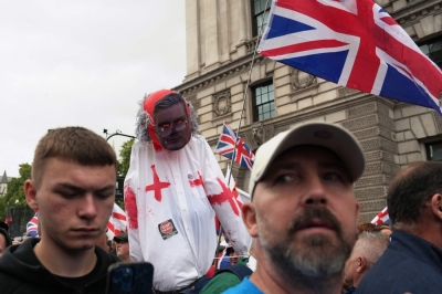 UK PM warns against ‘fear and division’ after biggest far-right protest in Britain’s history Supporters of British far-right activist Tommy Robinson, whose real name is Stephen Yaxley-Lennon, carry an effigy wearing a mask of Prime Minister Keir Starmer during a ‘Free Speech’ march in central London on September 13, 2025. — AFP pic