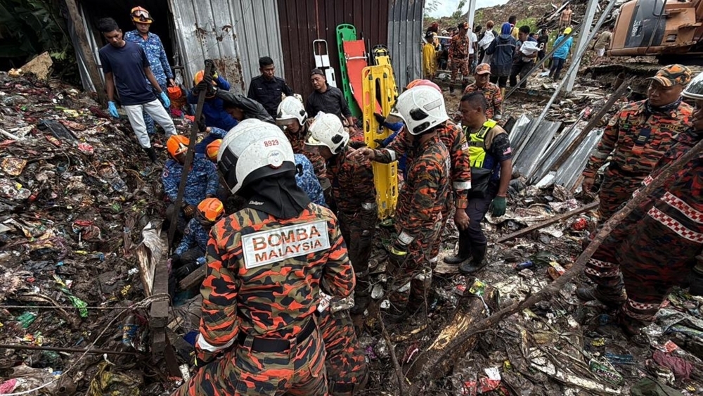 Papar landslide: Search ends as last victim found dead after 10 hours Fire and Rescue Department personnel carry out search operations for victims trapped in the landslide at Kampung Cenderakasih, Kolombong, today. — Bernama pic