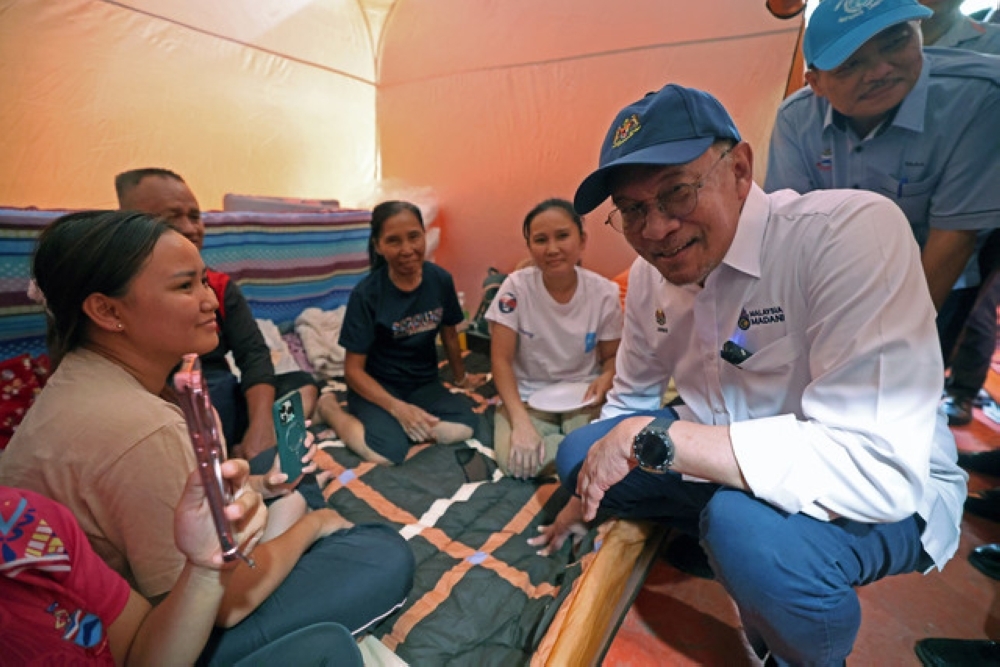 Anwar visits Sabah landslide and flood victims, offers reassurance and support Prime Minister Datuk Seri Anwar Ibrahim, alongside Sabah Chief Minister Datuk Seri Hajiji Noor, visits the temporary evacuation centre at Kampung Sarapung, Penampang, September 19, 2025. — Bernama pic